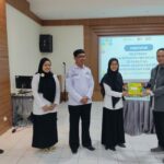 Penyerahan hadiah kepada peserta berprestasi pada Penutupan Pelatihan Konseling UBM Angkatan IV.